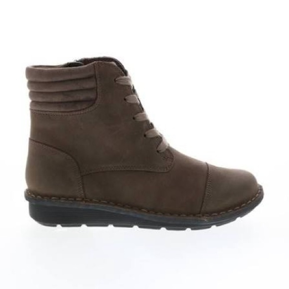 NEW!! Women's Clarks Michela Fold Taupe Leather Ankle Boots Size 6W